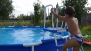 Водная Надувная горка Star Wars  Катаемся с горки в бассейн и плаваем в бассейне  Кикидо