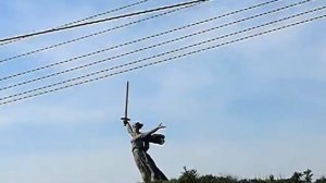 Скульптура «Родина-мать»,Волгоград,вид из окна поезда.