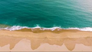 Море,волны,песок.