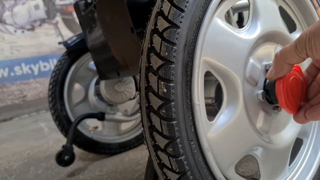 Коляска для людей с ограниченными возможностями с электроприводом.