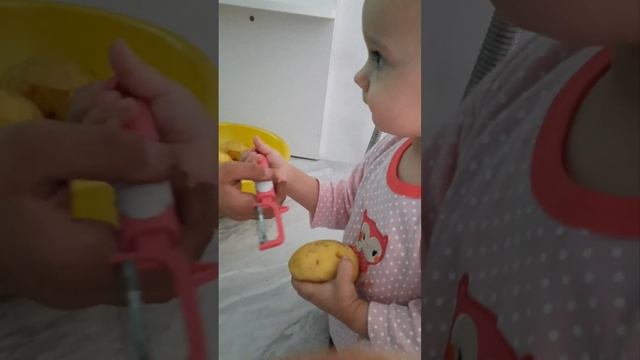 Как почистить картошку. Давид и Русалина в деле. смотреть онлайн