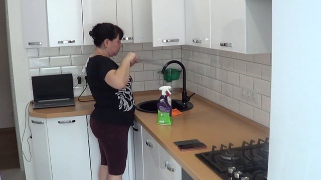 ЧИЩУ ПОСУДОМОЙКУ\ДВИГАЮ МЕБЕЛЬ\УБОРКА В ДВУШКЕ\ЧИСТОТА И ПОРЯДОК смотреть онлайн