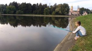 Первый улов на рыбалке | Алиса поймала маленькую рыбку