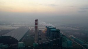 Видео квадрокоптера промышленного завода с высоты птичьего полета. Съемка с дрона.