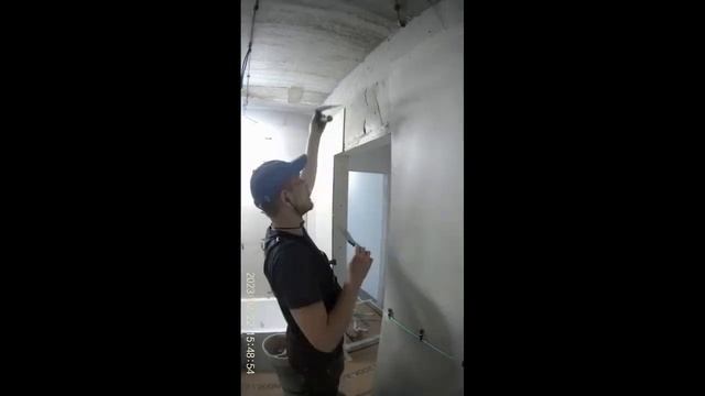 Укладка тонкого керамогранита 600×1200 в ванной за один день.