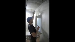 Укладка тонкого керамогранита 600×1200 в ванной за один день.
