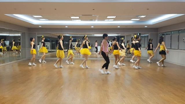 Rock Me Baby Line Dance (Improver Level) смотреть онлайн