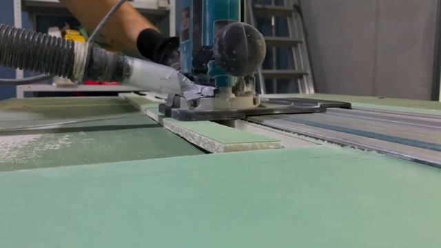 Установка светильника из стекловолокна в плоскость потолка из ГКЛ.