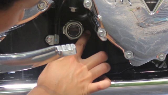 How to check oil levels on Triumph Bonneville T100 from start to finish
