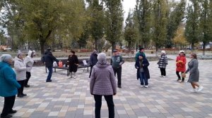 Розовый вечер, белые розы