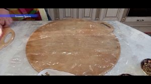 Мясной рулет с черносливом и фисташками легко готовить .