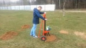 Бурение лунок на садовом участке для установки забора