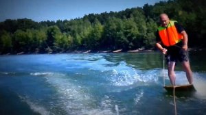 на доске за лодкой