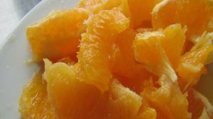 Салат из запеченной свеклы с апельсином, козьим сыром, мятой и фундуком