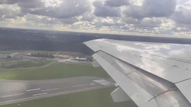 Красивый взлет на самолете Sukhoi Superjet-100. Взлет из Внуково. смотреть онлайн