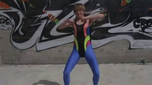 Парень в купальнике учит всех танцам!!!