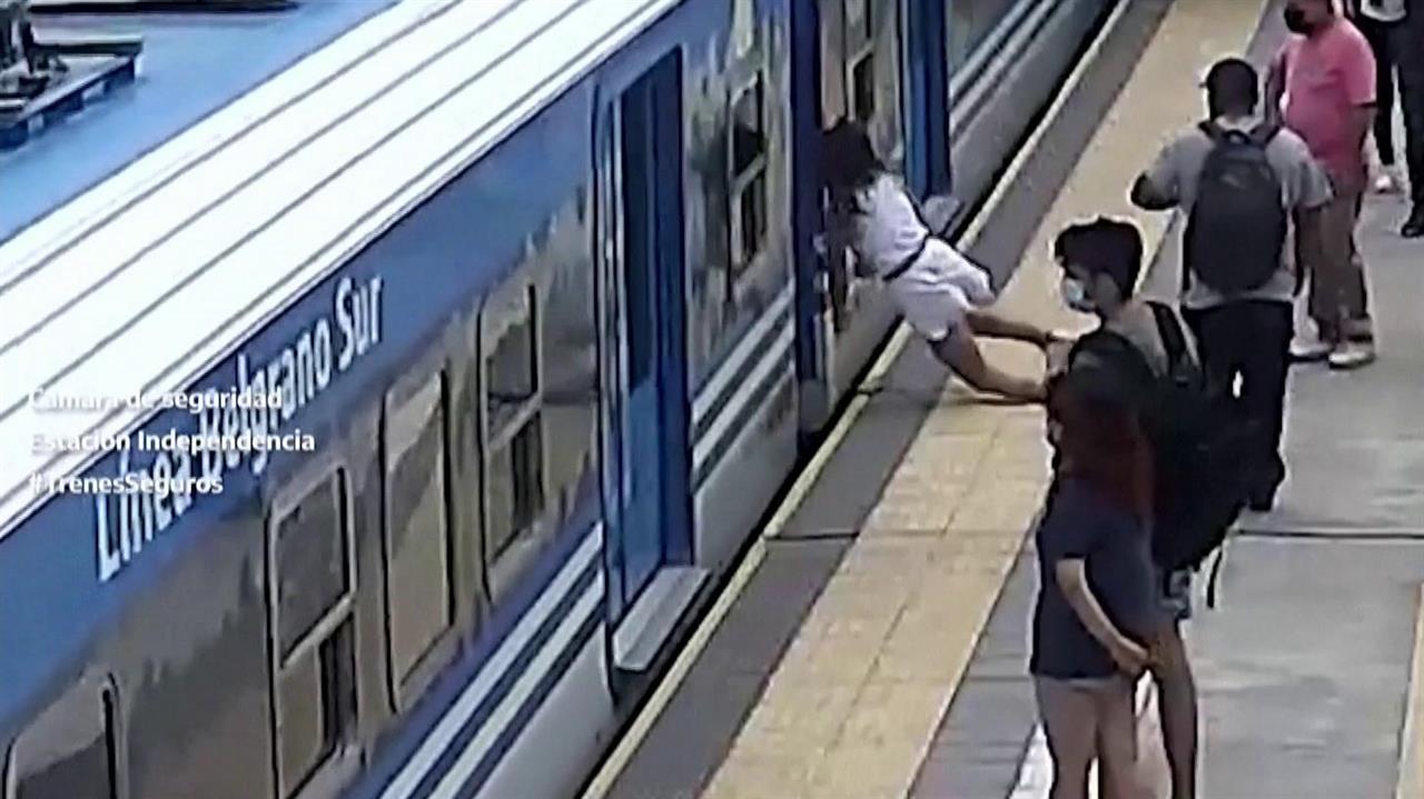 Женщина упала под поезд