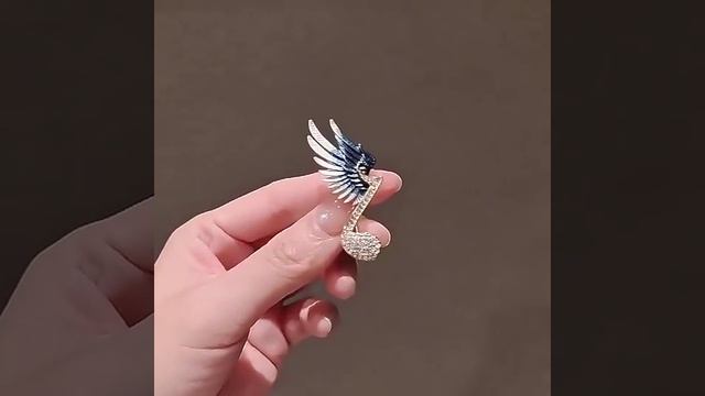 Красивая брошь