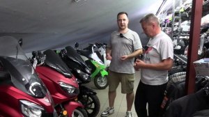 Мотосалон UNIVERSAL MOTORS. Часть 3. СКУТЕРЫ, ЭКИПИРОВКА.