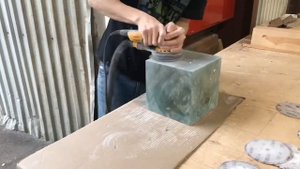 Куб из эпоксидной смолы