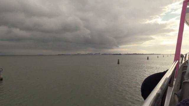 ВЕНЕЦИАНСКАЯ ЛАГУНА. В ВОДЕ ВЕНЕЦИЯ ПЛЫЛА (Laguna Di Venezia, Venice. Italy)