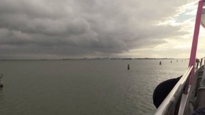 ВЕНЕЦИАНСКАЯ ЛАГУНА. В ВОДЕ ВЕНЕЦИЯ ПЛЫЛА (Laguna di Venezia, Venice. Italy)