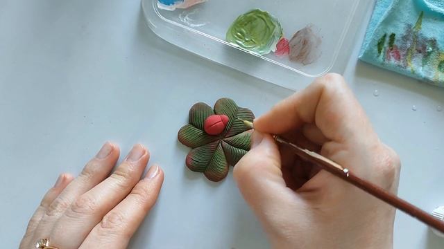 Брошь-талисман "Четырехлистный клевер с божьей коровкой". Зефирная глина. DIY
