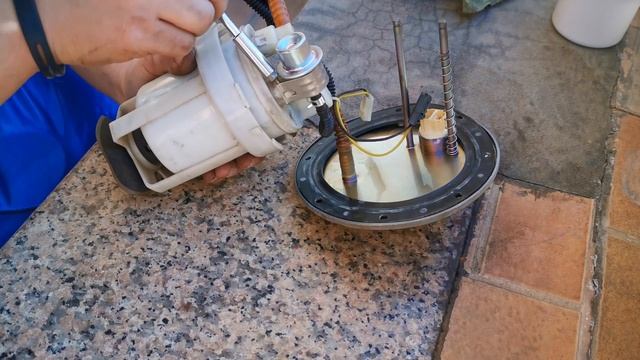 Fuel Pump Assembly Removal and Fuel Filter Change Kia Carnival/Sedona 2013