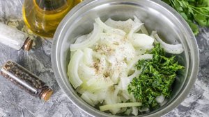 Салат из репчатого лука с уксусом