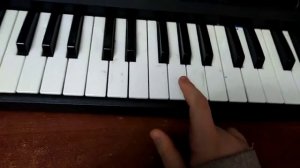 Как играть на синтезаторе песню маленькой ёлочке холодно зимой