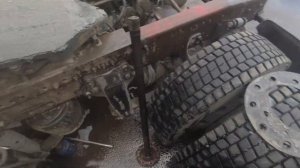 Freightliner. Замена сальника ступицы. Обслужил клеммы АКБ.