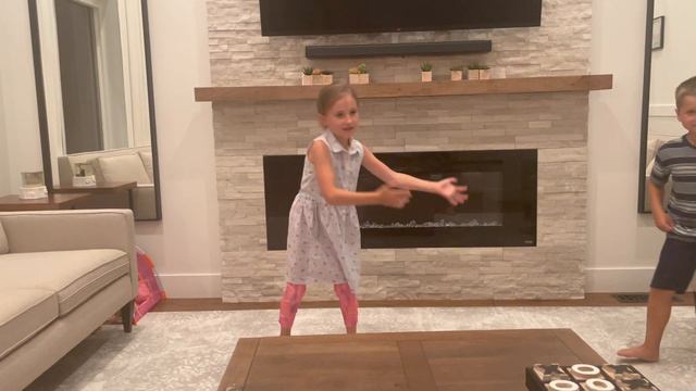 Дети тaнцуют под разные песни (Kids dancing to different songs)