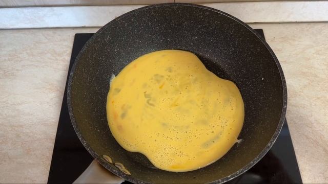 Ролл из лаваша с ветчиной и омлетом. Вкусная идея для завтрака или перекуса!