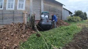 Установка сантехники, разводка воды для мойки и стиральной машины в деревенском доме.