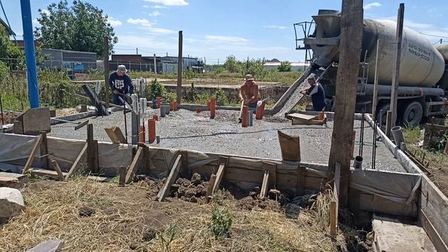 Процесс заливки бетонной плиты над подвалом (без монтажа видео)