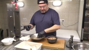 ЗЕЛЬЦ ДОМАШНИЙ в ветчиннице. EATING BOILED PORK SKIN