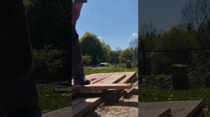 Как ровно отпилить доску бензопилой.