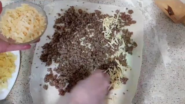 Рулет из слоеного теста с фаршем, картофелем и сыром. Просто и быстро.