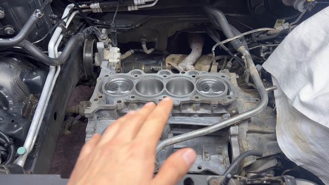 Хендай солярис 1.6 G4FC  громкая работа двигателя и огромный расход масла.намытые поршня от масла