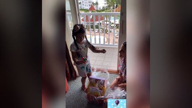 ДИСНЕЙЛЕНД В ОРЛАНДО/КАНИКУЛЫ/РАСПАКОВЫВАЕМ ПОДАРКИ#DISNEYLAND IN ORLANDO/WE UNPACK GIFTS смотреть онлайн