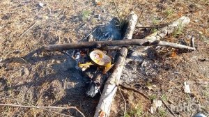 распаковка посылки, приготовление пищи в армейском котелке