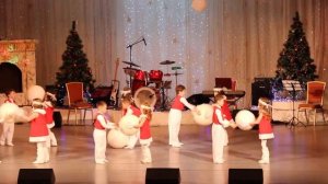 Танец"Зимние забавы" д/с"Крепыш"