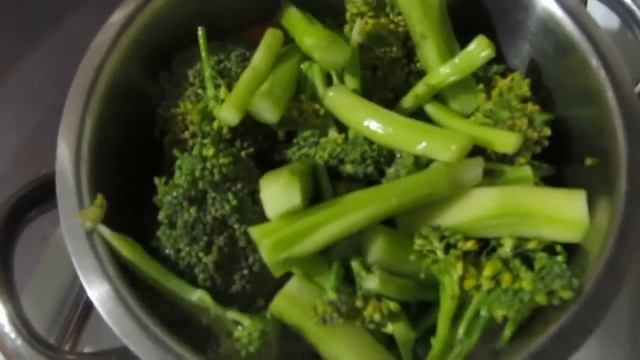 Салат из брокколи и морковки.Очень полезный,вкусный и быстрый салат.