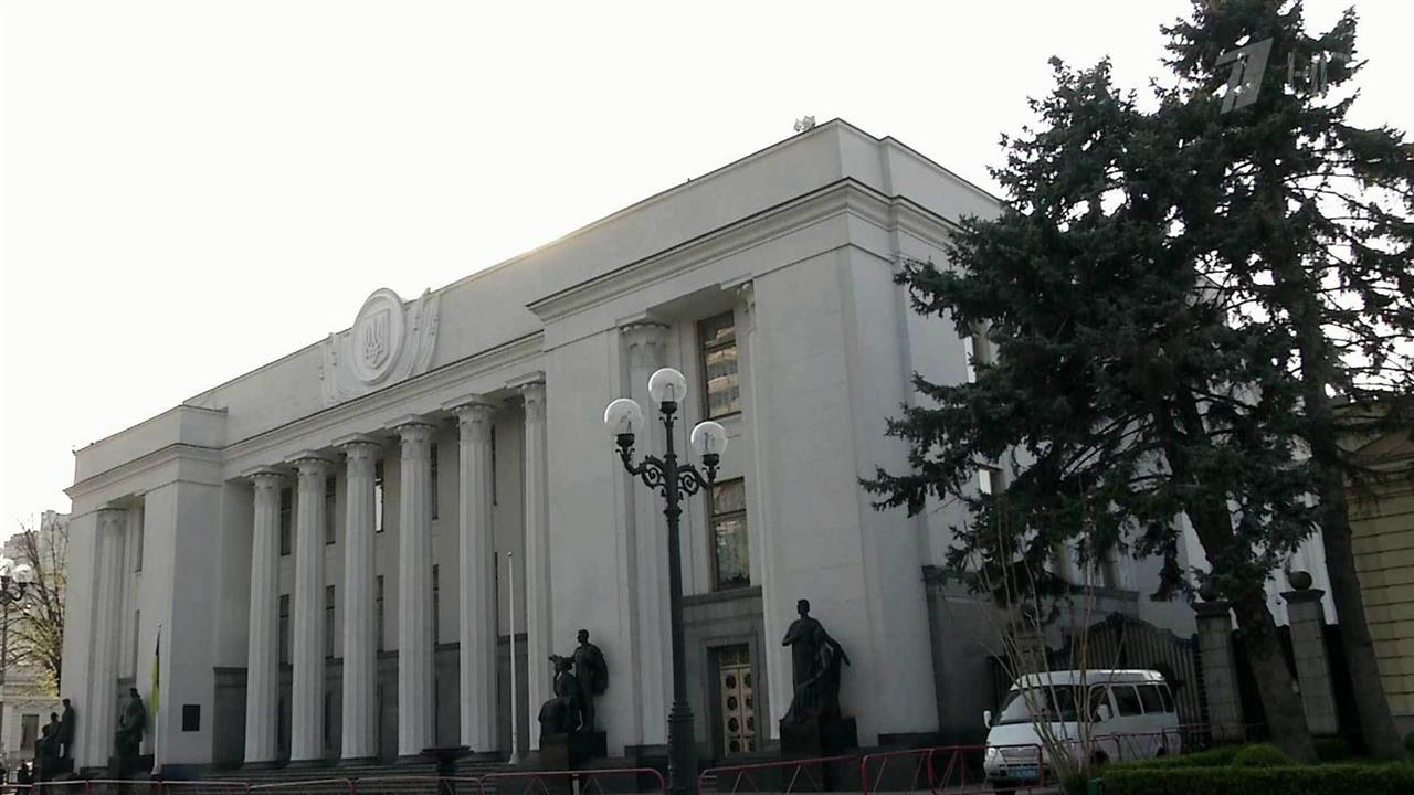 Владимир Зеленский сравнил Петра Порошенко с туристом в египетском отеле, который никак не повери...