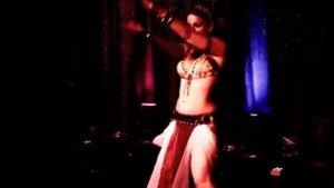 Соня - танцовщица живота.