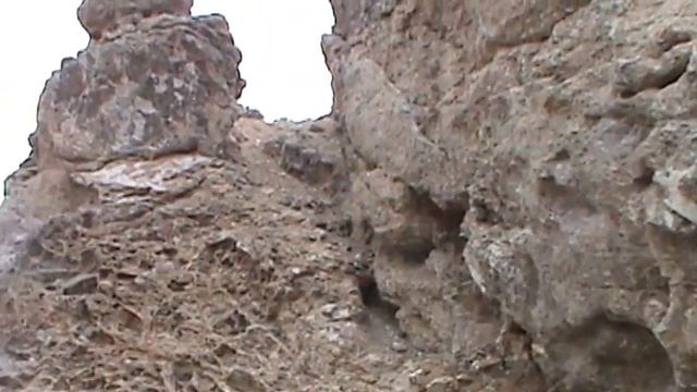 странный памятник и оплавленные камни смотреть онлайн