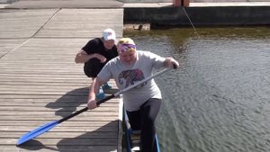 Гребля на каноэ. Пробует новичок. Newcomer is trying canoe