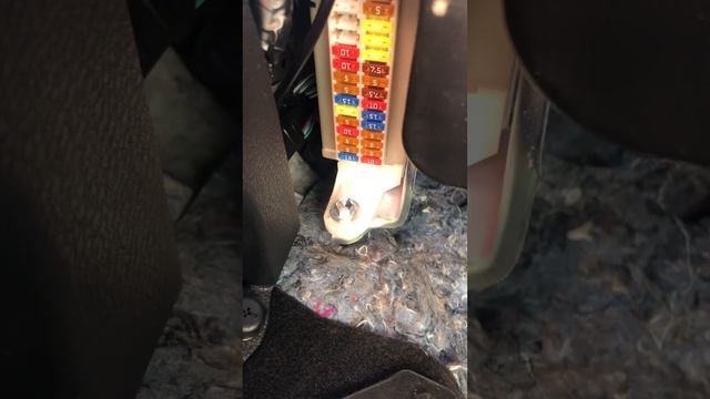 Где находится салонный блок предохранителей в Toyota C-HR смотреть онлайн