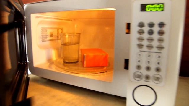 SD карта в коробке из фольги внутри микроволновой печи смотреть онлайн