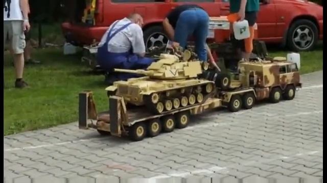 Радиоуправляемый танк на радиоуправляемом транспортере